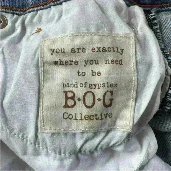 Band Of Gypsies “Allie Boyfriend" Distressed Jean
Shorts Size 24 - Picture 7 of 7